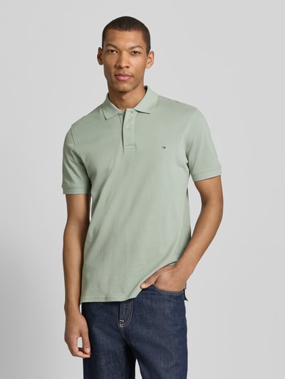 Męski model nosi Regular Fit Poloshirt mit Stitching von Christian Berg Men, bawełna, krój regular fit, zapięcie na guziki, subtelne przeszycia, długość pleców w rozmiarze M: 70 cm, pastelowozielony, krótki rękaw, gładka struktura, prosty krój. Ganzkörperansicht von vorne.