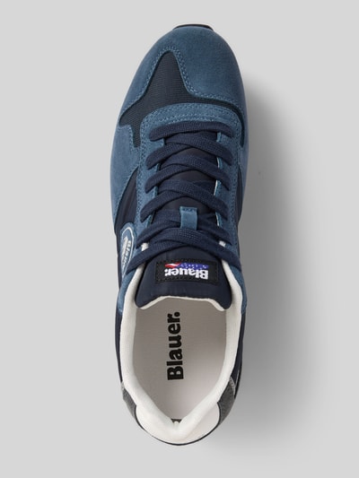 Produktfoto, Sneaker mit Label-Details Modell 'QUEENS05' von Blauer USA in Blau mit abgerundeter Form, strukturierter Sohle und Schnürung.