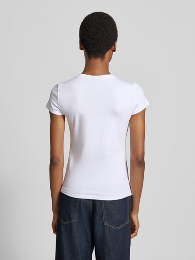 Vrouwenmodel draagt Slim Fit T-Shirt met labelprint van Armani Exchange, mix van katoen en elastaan, witte kleur, ruglengte maat S 54 cm, Ganzkörperansicht Rückansicht.