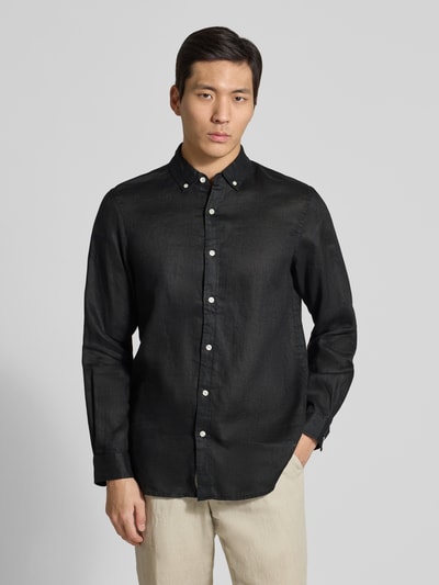 Männermodel trägt Regular Fit Leinenhemd mit Button-Down-Kragen von Scotch & Soda, reines Leinen, schwarze Farbe, Ganzkörperansicht von vorne.