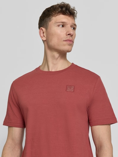 Männermodel trägt T-Shirt mit Rundhalsausschnitt von PME Legend aus Reine Baumwolle, Regular-Fit, Label-Patch, Nahaufnahme Oberkörper. Rückenlänge bei Größe M: 69 cm.