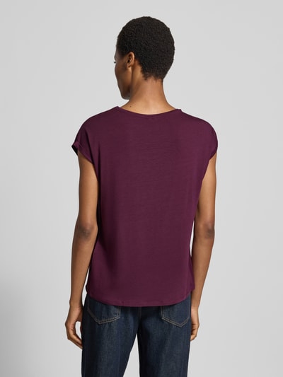 Frauenmodel trägt Regular Fit T-Shirt aus Lyocell-Mix Modell 'AVA' von VERO MODA in Dunkelviolett, strukturierte glatte Oberfläche, Ganzkörperansicht Rückansicht, Damen T-Shirt von VERO MODA.