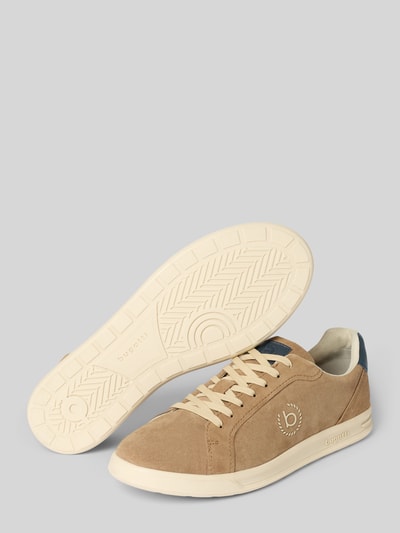 Productfoto, Sneaker uit gecoat leer model 'Powder' van bugatti, afgeronde vorm, vetersluiting, gestructureerde zool, beige en crème, label- en logodetails, hakhoogte 3 cm, schachthoogte 8 cm, schachtwijdte 10 cm