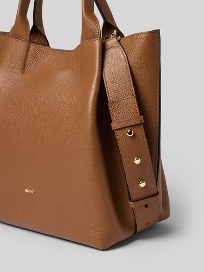 Produktfoto, Handtasche mit Logo-Applikation von Abro, Strukturmuster, braunes Leder, Hauptfach mit Magnetverschluss, schmaler Schulterriemen, herausnehmbare Innentasche mit Reißverschluss, Maße: 33 cm Breite, 32 cm Länge, 19 cm Tiefe, 34 cm Länge Schulterriemen.