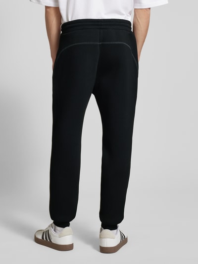 REVIEW Tapered Fit Sweatpants mit Label-Print Black 5