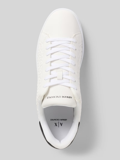 Produktfoto, weißer Sneaker mit Schnürung Modell 'LONDON SAFFIANO' von Armani Exchange, abgerundete Spitze, Label-Detail, Saffiano-Struktur