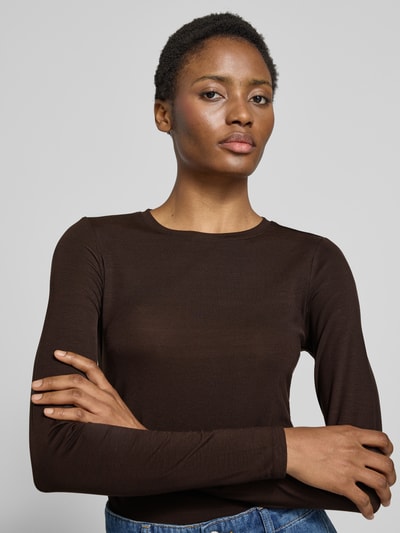 Frauenmodel trägt Slim Fit Langarmshirt aus Lyocell-Mix Modell 'AVA' von VERO MODA, dunkelbraun, glatte Textur, Nahaufnahme Oberkörper.