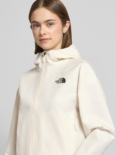 Kobiece modelka nosi Cropped Jacke mit Logo und Reißverschluss von The North Face, kremowy kolor, logo, kaptur, zamek, zbliżenie górnej części ciała