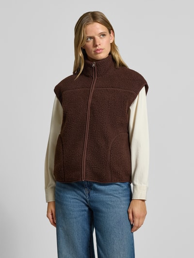 Vrouwenmodel draagt Relaxed Fit bodywarmer in teddylook model 'SADIA' van PIECES, donkerbruin met grove textuur, dames, vooraanzicht bovenlichaam.