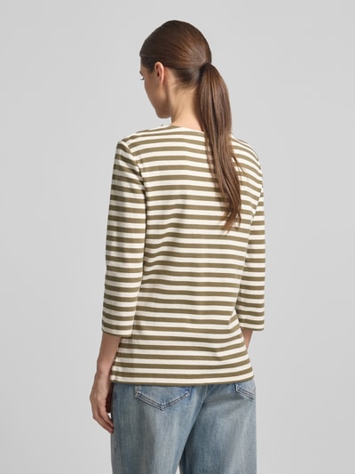 Frauenmodel trägt T-Shirt mit Rundhalsausschnitt und 3/4-Arm von Oui aus bawełna, krój regular fit, długość tyłu w rozmiarze 36: 61 cm, beżowe i białe paski, widoczne tekstury materiału, ganzkörperansicht rückansicht.