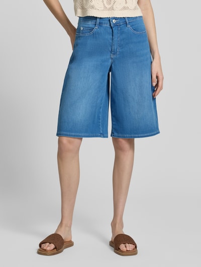 Frauenmodel trägt Wide Leg Bermudas mit Eingrifftaschen Modell 'DREAM' von MAC aus Baumwoll-Mix mit Modal-Anteil in Blau, Nahaufnahme Oberkörper. Kontext: Damen Bermudas, Bundweite bei Größe 36: 41 cm, Innenbeinlänge bei Größe 36: 33 cm.
