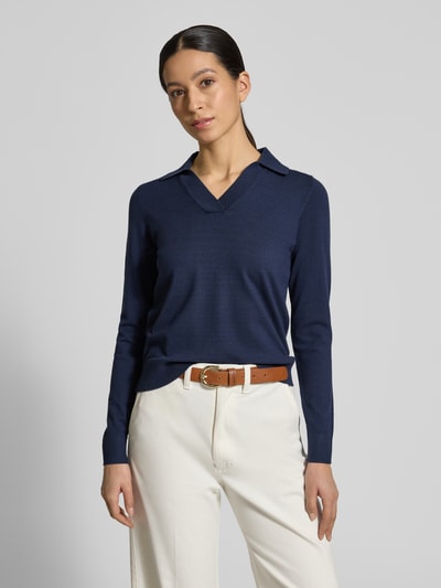 Vrouwenmodel draagt Regular Fit Longsleeve uit viscosemix met polokraag van Christian Berg Woman, tricotlook, getailleerde pasvorm, ruglengte 54 cm, mouwlengte 62 cm, donkerblauw, voorkant, bovenlichaam close-up.