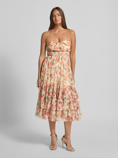 Frauenmodel trägt Midikleid mit floralem Allover-Print von LACE & BEADS, taillierte Passform, Rüschen, schulterfrei, Ganzkörperansicht von vorne.