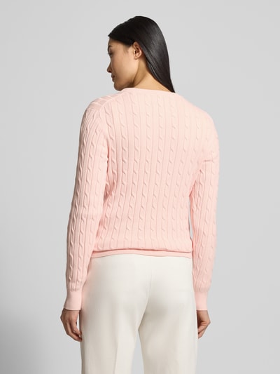 Modelka nosi Strickpullover mit Zopfmuster und Label-Stitching od Gant w kolorze jasnoróżowym, bawełniany, slim fit, widok całej sylwetki z tyłu.