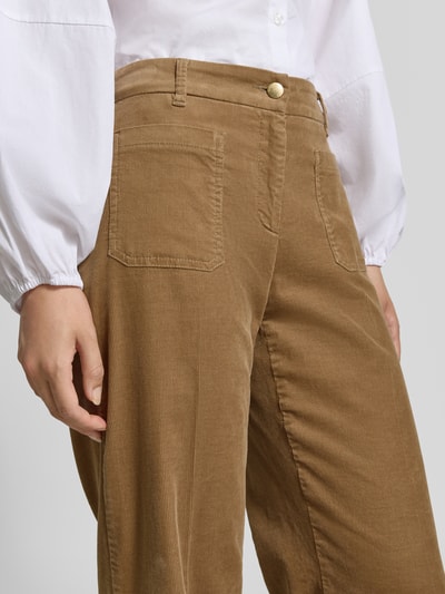 Frauenmodel trägt Wide Leg Cordhose aus Baumwoll-Mix Modell 'MAINE' von Brax in Hellbraun mit sichtbarer Cordstruktur, Nahaufnahme Oberkörper, Damen Cordhose von Brax.