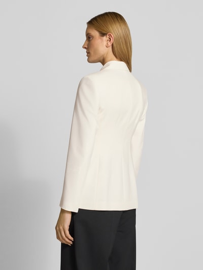 Frauenmodel trägt Shaped Fit Blazer mit steigendem Revers Modell 'ASMALLA' von HUGO, unifarben, Pattentaschen, 2-Knopf, Ganzkörperansicht Rückansicht