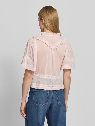 Frauenmodel trägt Blusenshirt mit Häkelspitze Modell 'Evienne' von Neo Noir aus reiner bawełna, taliowany krój, dekolt w serek, długość tyłu w rozmiarze 36: 53 cm, długość rękawów w rozmiarze 36: 31 cm, jasnoróżowy, lekka tekstura, widoczne koronki, całkowity widok tyłu.