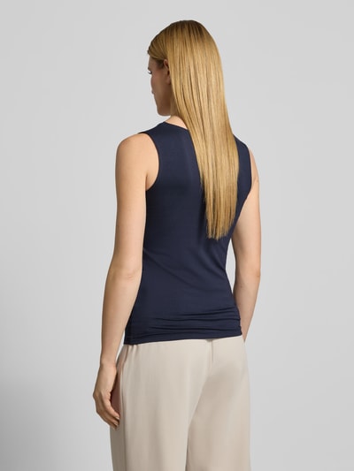 Frauenmodel trägt Top mit V-Ausschnitt Modell 'Marica' von Soyaconcept aus Lyocell-Elasthan-Mix, Slim-Fit, Rückansicht, Rückenlänge 60 cm bei Größe S.