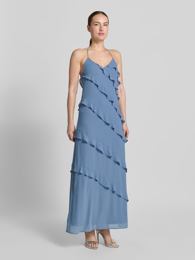 Vrouwenmodel draagt Fließendes Maxikleid mit Chiffon-Rüschen Modell 'MARJORIE' van Vero Moda, look: effen, pasvorm: vloeiend, maxilengte, V-hals, applicatie met ruches, naadritssluiting, model met halter, rugdecolleté, materiaalverwerking: chiffon. Volledig lichaamsaanzicht voorkant.