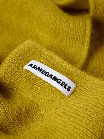 Produktfoto, Struktur aus weichem, gelbgrünem Strick, grobe Textur, Label sichtbar, Schal aus Woll-Mix mit Lyocell-Baumwoll-Anteil Modell 'BRUSHED MOULINÉ' von ARMEDANGELS, Damen Schal von ARMEDANGELS