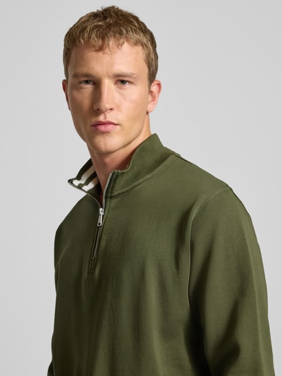 Männermodel trägt Regular Fit Troyer aus reiner Baumwolle von Marc O'Polo Denim, Optik: Unifarben, Materialverarbeitung: Sweat, Nahaufnahme Oberkörper.