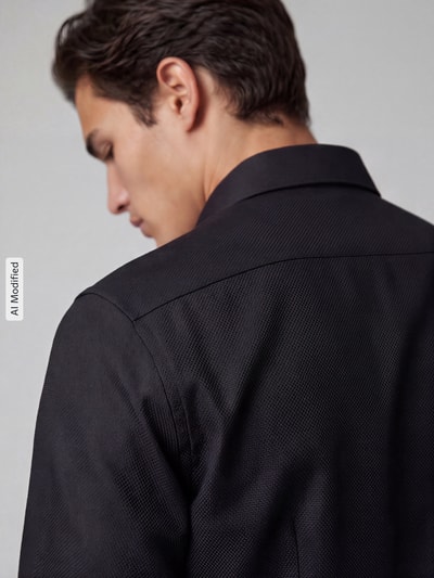 Männermodel trägt schwarzes Slim Fit Businesshemd aus reiner Baumwolle von Seidensticker, feine Struktur, Ganzkörperansicht Rückansicht, KI-modifiziertes Bild.