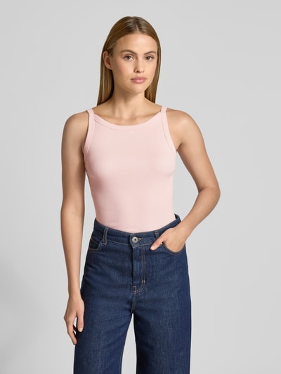 Frauenmodel trägt Trägertop in Ripp-Optik Modell 'Izli' von OPUS in zartem Rosa, Slim Fit, Baumwoll-Elasthan-Mix, Nahaufnahme Oberkörper.