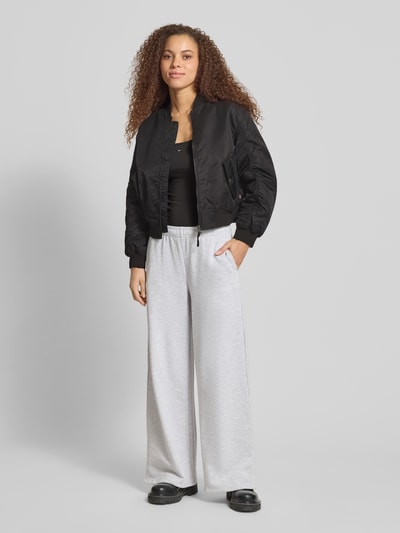 Frauenmodel trägt Regular Fit Trägertop aus Baumwoll-Mix von Tommy Jeans in Optik: Unifarben mit Logo-Stitching, Karree-Ausschnitt, verstellbare Spaghettiträger, Material: Baumwoll-Mix, Ganzkörperansicht von vorne