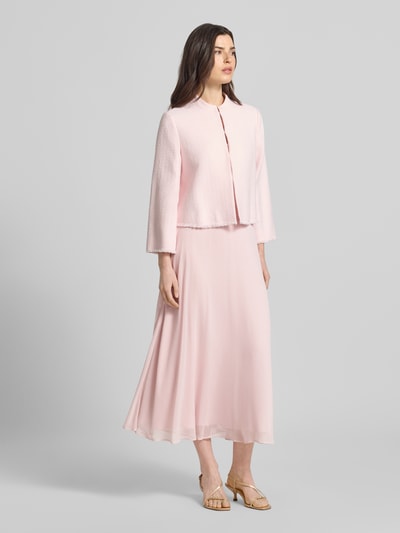 Frauenmodel trägt Regular Fit Midirock mit Logo-Detail Modell 'Sari' von JOOP! in zartem Rosa, fließende Struktur, Ganzkörperansicht von vorne, Kontext: Damen Midirock, elastischer Bund, Bundweite 36 cm, Gesamtlänge 89 cm.