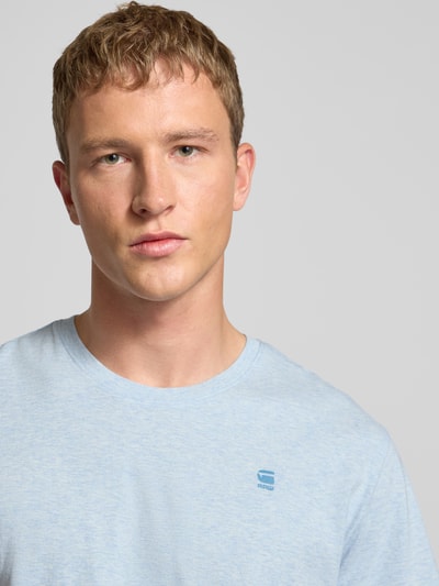Męski model nosi Regular Fit T-Shirt aus reiner Baumwolle von G-Star Raw, efekt melanżu, okrągły dekolt, krótki rękaw, dżersej, aplikacja z logo, bawełna, półzbliżenie na górną część ciała.