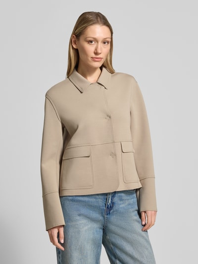 Frauenmodel trägt Blazer mit Kentkragen und aufgesetzten Pattentaschen von WHITE LABEL, beige, gerader Schnitt, Nahaufnahme Oberkörper. Baumwoll-Mix mit Stretch-Anteil, verdeckter Verschluss, aufgesetzte Pattentaschen.