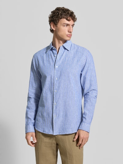 Męski model nosi Regular Fit Freizeithemd aus Leinen-Mix mit Kentkragen od MCNEAL, niebiesko-białe paski, len i bawełna, długi rękaw, krój regular fit, zapięcie na guziki, sportowe mankiety, długość pleców w rozmiarze L: 77 cm, szerokość w rozmiarze L: 50 cm, długość rękawa w rozmiarze L: 67 cm, zdjęcie całej sylwetki z przodu.