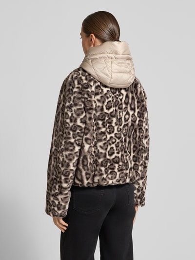 Frauenmodel trägt Jacke aus Kunstfell mit Zweiwege-Reißverschluss von Amber & June in Beige mit Leopardmuster, Kunstfelltextur, Kapuze mit Tunnelzug und Regular Fit, Ganzkörperansicht Rückansicht.