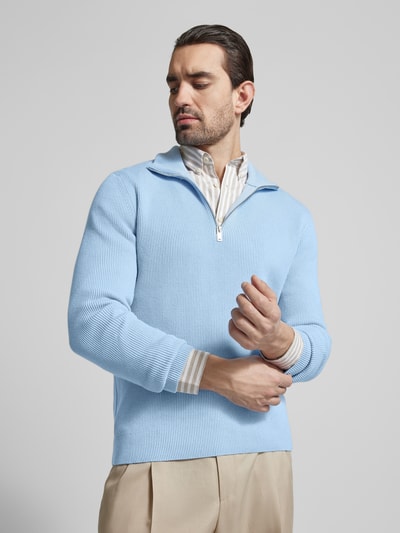 Męski model trägt Sweter z dzianiny z mieszanki bawełny, efekt prążkowania, stójka, zamek błyskawiczny, krój regular fit Lindbergh, długość tyłu 67 cm, długość rękawa 66 cm, jasnoniebieski, całopostaciowo z przodu