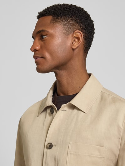 Männermodel trägt Regular Fit Hemdjacke aus lyocellmix met linnen van Roy Robson, beige, met knoopsluiting, kentkraag, opgestikte zakken, mix van lyocell en linnen, regular fit, met lange mouwen, ruglengte maat 50: 74 cm, nahaufnahme bovenlichaam.