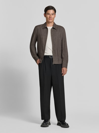 Männermodel trägt Regular Fit Jacke mit Viskose-Anteil von MCNEAL in Braun, glatte Textur, Eingrifftaschen, Umlegekragen, Ganzkörperansicht von vorne. Elastischer Material-Mix, Reißverschluss, Rückenlänge 66 cm, Schulterbreite 47 cm, Brustweite 55 cm, Ärmellänge 70 cm.