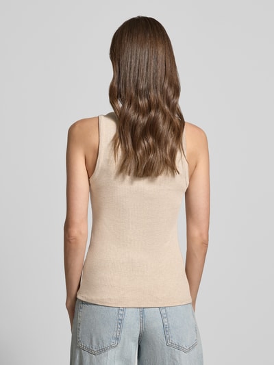 Frauenmodel trägt Regular Fit Tank Top aus Viskose-Mix Modell 'KIKI' von Vero Moda in Beige, Rippstruktur, Ganzkörperansicht Rückansicht.