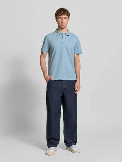 Männermodel trägt Regular Fit Poloshirt mit Logo-Stitching Modell 'Hedin' von Blend aus reiner Baumwolle, Ganzkörperansicht von vorne.