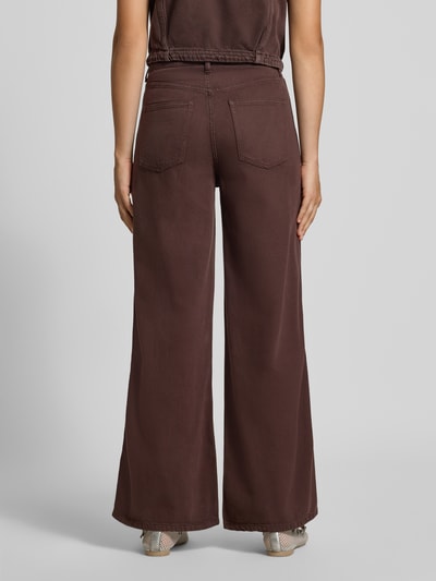 Frauenmodel trägt Wide & Loose Fit Jeans aus Baumwoll-Lyocell-Mix von Marc O'Polo DENIM in Dunkelbraun, locker geschnitten, Ganzkörperansicht Rückansicht.