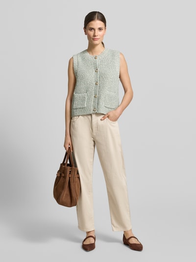 Frauenmodel trägt Stoffhose mit 5-Pocket-Design Modell 'DANNI' von MAC, Baumwoll-Mix mit Stretch-Anteil, lockerer Schnitt, Ganzkörperansicht von vorne.