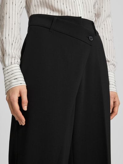 Kobieta nosi Stoffhose mit französischen Eingrifftaschen Modell 'ANAIS' od Cambio, materiał mix, z kieszeniami, krój prosty, detailaufnahme bioder.