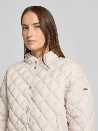 Frauenmodel trägt Regular Fit Steppjacke mit Kapuze Modell 'Phil' von CINQUE in Stepp-Optik, Nahaufnahme Oberkörper.