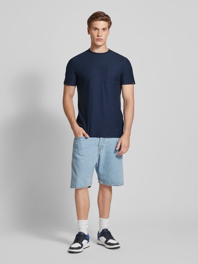 Tom Tailor Denim T-shirt o kroju basic fit z kieszenią na piersi Ciemnoniebieski 1