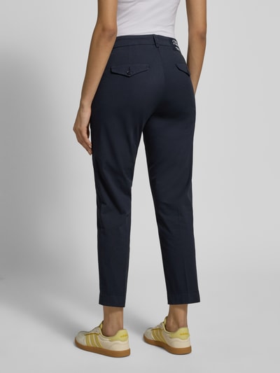 Frauenmodel trägt dunkelblaue Straight Fit Stoffhose mit Bügelfalten Modell 'Karina' von Cambio, Baumwoll-Mix, Ganzkörperansicht Rückansicht.