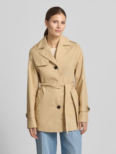 Modelka kobieca nosi Regular Fit Trenchcoat aus Baumwoll-Mix od s.Oliver RED LABEL, beżowy, gładki twill, pasek, kieszenie, widok całej sylwetki od przodu.