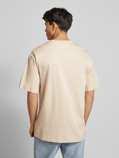 KARL KANI T-Shirt mit Label-Stitching Sand 5