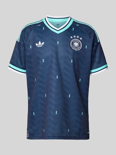 Produktfoto, DFB Auswärtstrikot Deutschland 2026 von adidas, Mehrfarbig, Optik: mehrfarbig, Passform: Slim-Fit, Logo-Applikation, V-Ausschnitt, Ärmelform: Kurzarm, adidas Sportswear, strukturierte Oberfläche