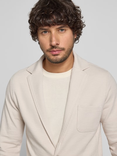 Mannelijk model draagt Slim Fit Sakko met Reverskraag Modell 'Lentini' van CINQUE, katoenmix, beige, opgestikte zak, close-up bovenlichaam.