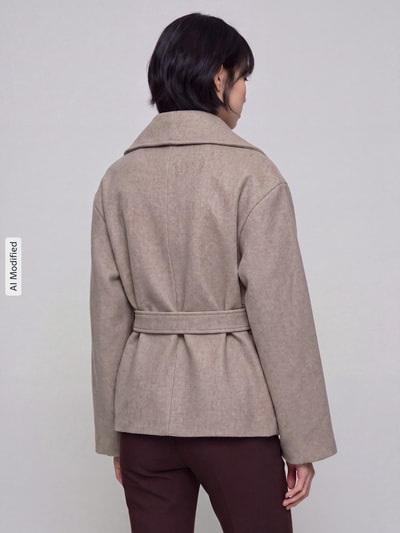 Vrouwenmodel draagt Regular Fit Kurzmäntel met Bindegürtel Model 'AUGUSTA' van ONLY, gemêleerde look, steekzakken, reverskraag, kort, met lange mouwen, Ganzkörperansicht Rückansicht, KI-modifiziertes Bild.