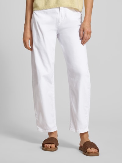 Frauenmodel trägt Straight Fit Stoffhose in verkürzter Passform Modell 'Danni' von MAC aus Baumwoll-Mix, 5-Pocket-Design, Knopf- und Reißverschluss; Ganzkörperansicht von vorne.